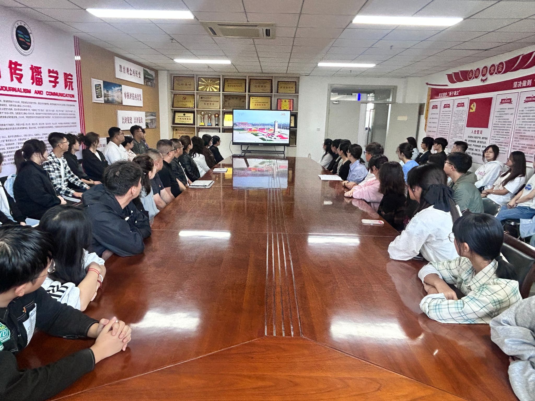 新闻传播学院组织师生代表集体观礼九三阅兵   共抒爱国情怀